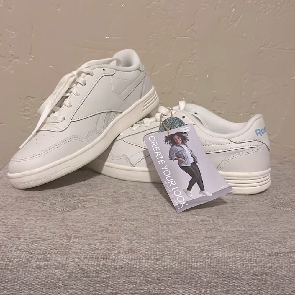 ✨👟NWT WHITE REEBOK SNEAKERS 👟✨